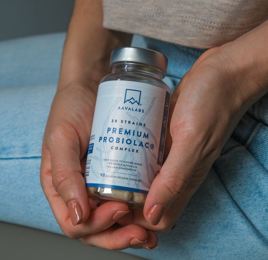 Persona che tiene in mano un flacone di capsule Aavalabs Premium Probiolac. 90 capsule a rilascio ritardato.