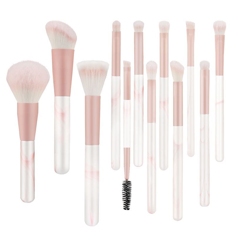 Set di pennelli per trucco. Pennelli con manici rosa e setole bianche. Varie forme e dimensioni. Alcuni pennelli hanno dettagli marmorizzati.