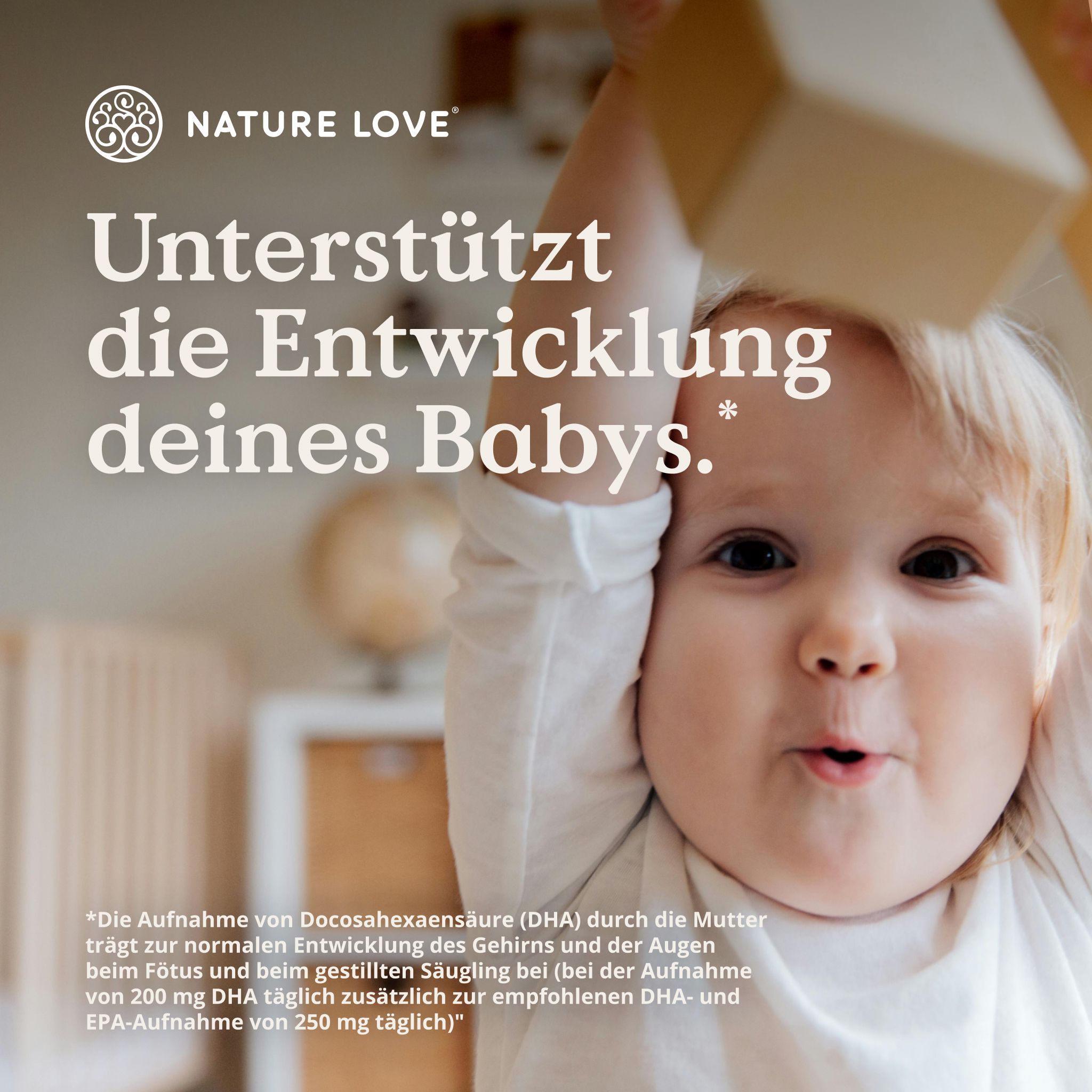Bambino piccolo che gioca. Testo: Supporta lo sviluppo del tuo bambino. Logo NATURE LOVE®.