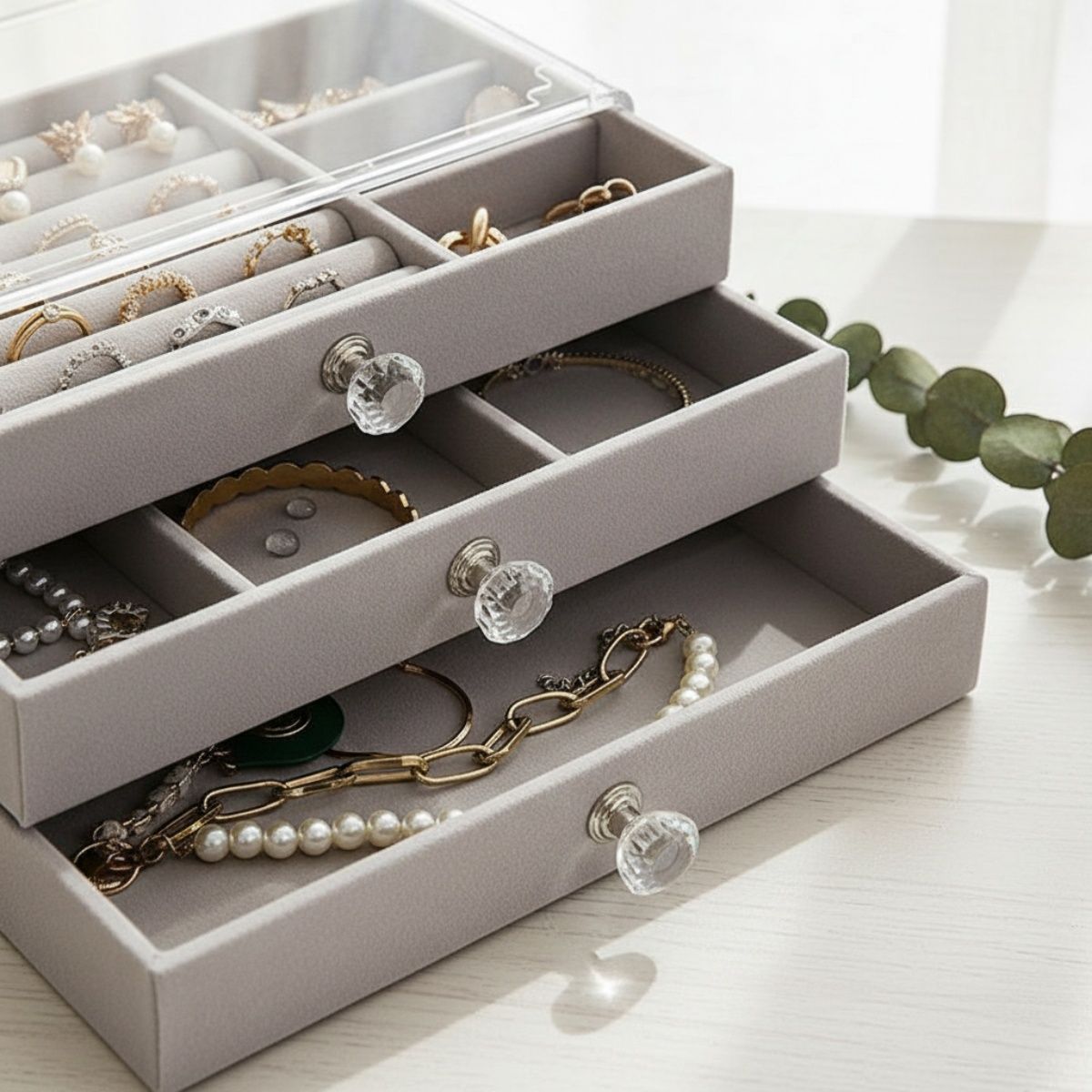 Quattro beauty case trasparenti di varie dimensioni uno accanto all'altro.