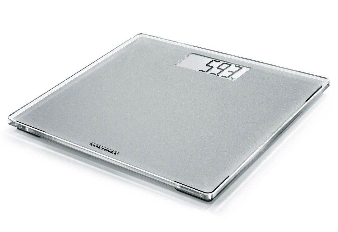 Bilancia digitale argentata con display. Display: 59.3.