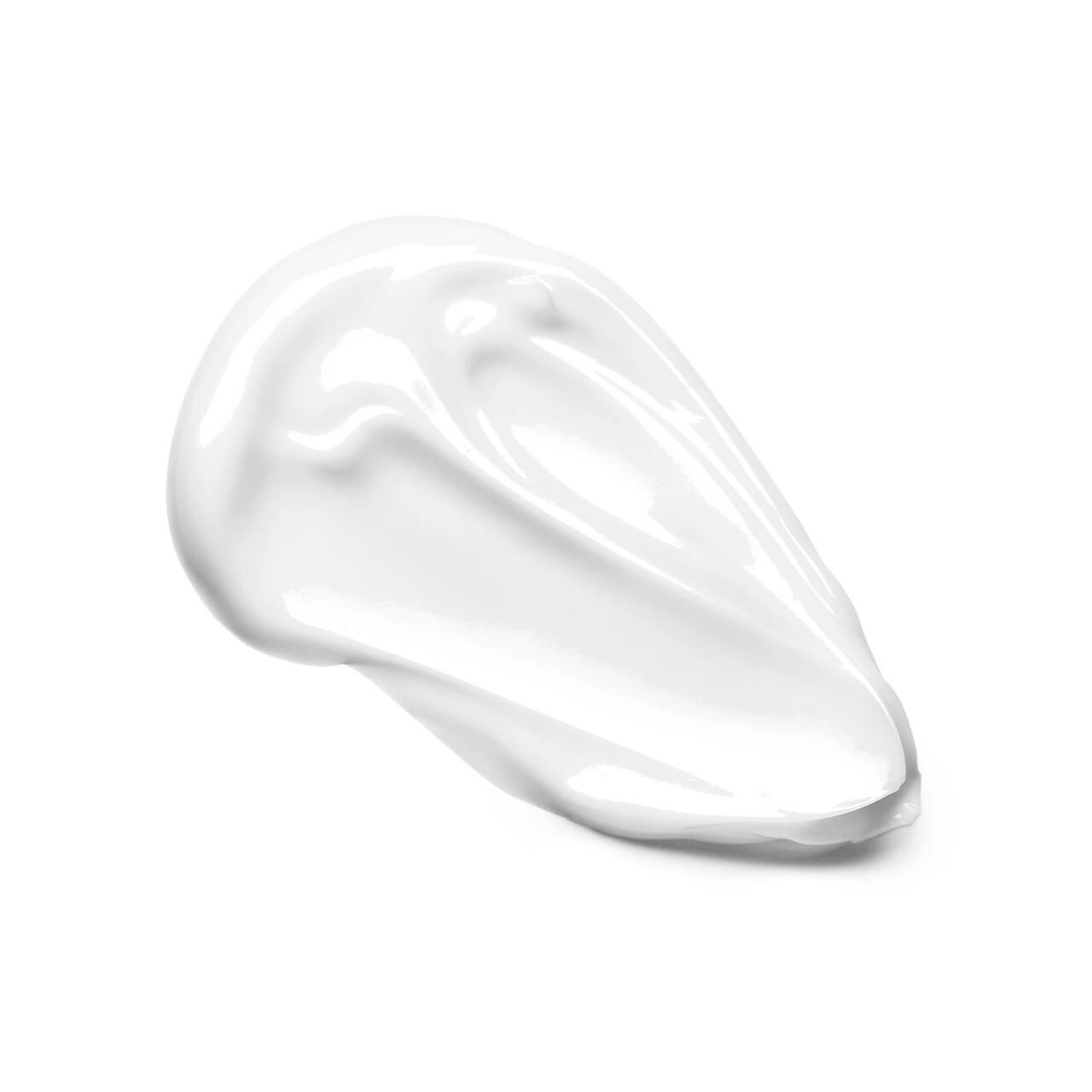 Macchia di crema bianca. Consistenza lucida. Su sfondo bianco.