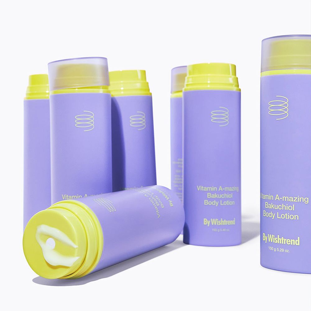 Diversi flaconi di By Wishtrend Vitamin A-mazing Bakuchiol Body Lotion. Flaconi viola con tappi gialli. Un flacone è sdraiato.