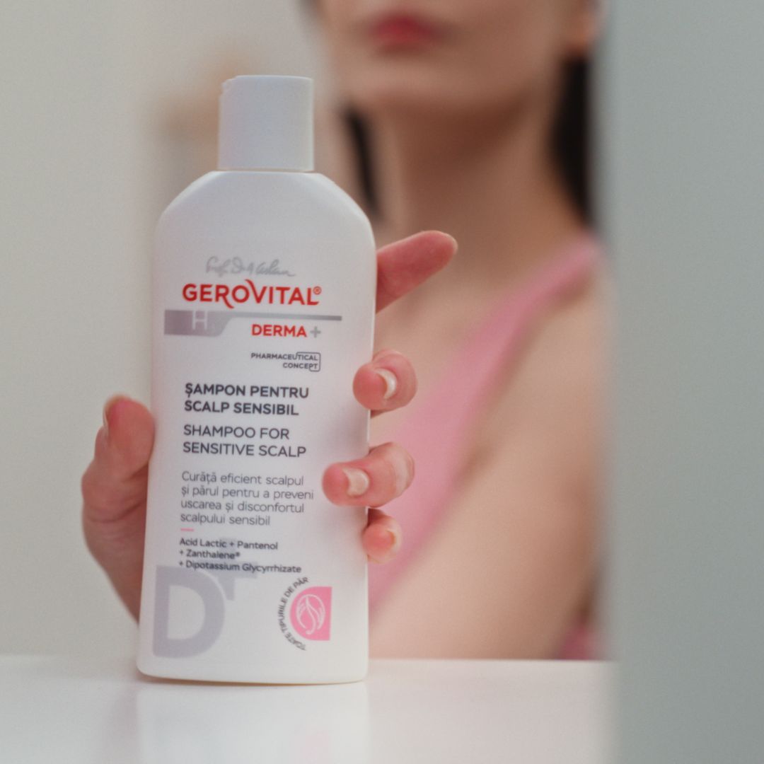 Gerovital Shampoo per cuoio capelluto sensibile. Flacone bianco, donna lo tiene. Testo e logo. Derma+.