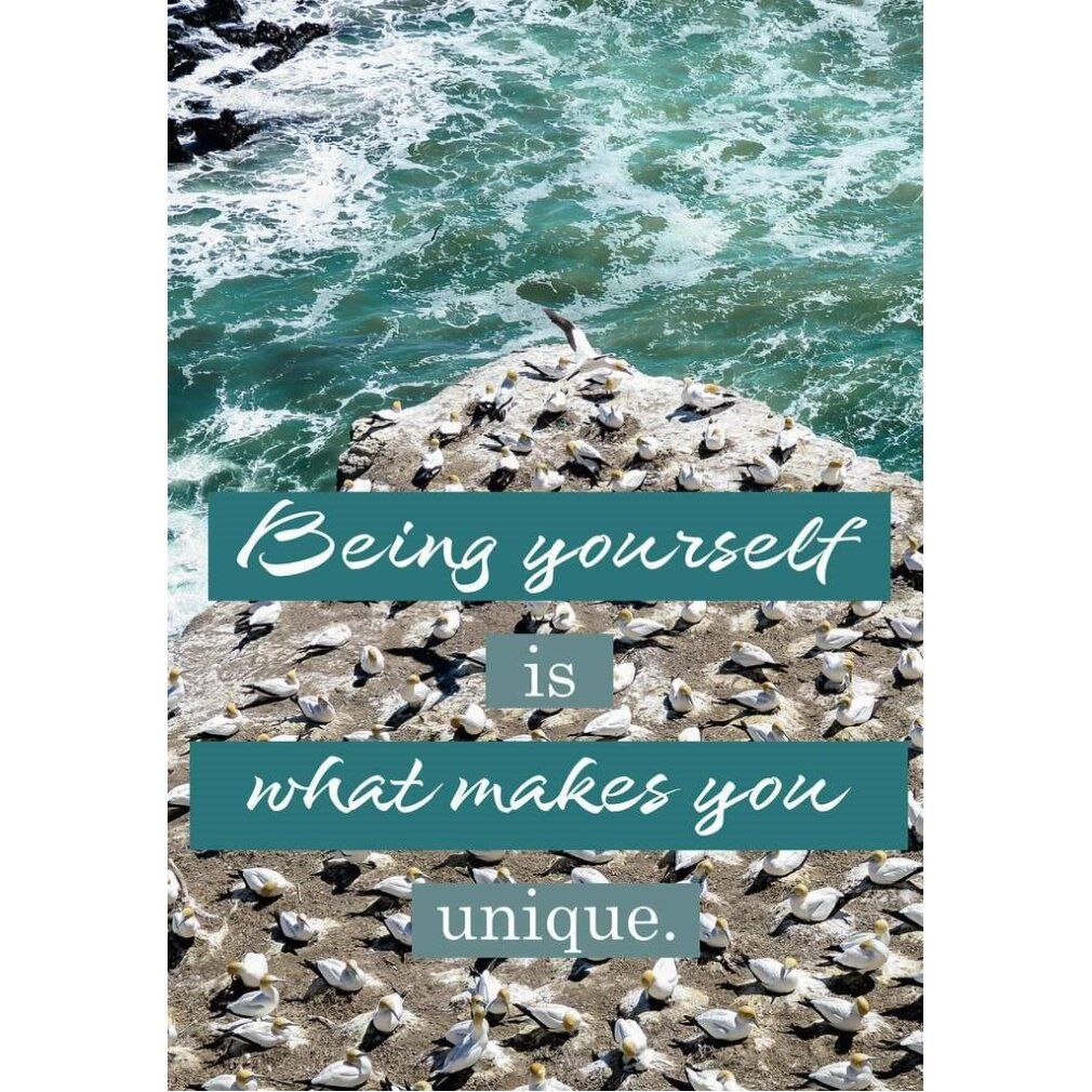 Puzzle con testo: Being yourself is what makes you unique. Uccelli su rocce sul mare. Onde sullo sfondo.