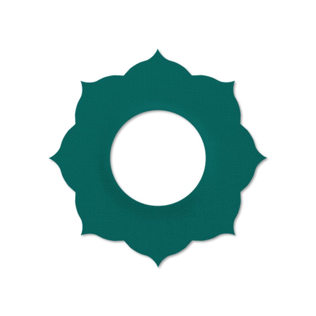 Anello di fissaggio verde acqua, design floreale, foro centrale. Superficie testurizzata. Sfondo bianco.