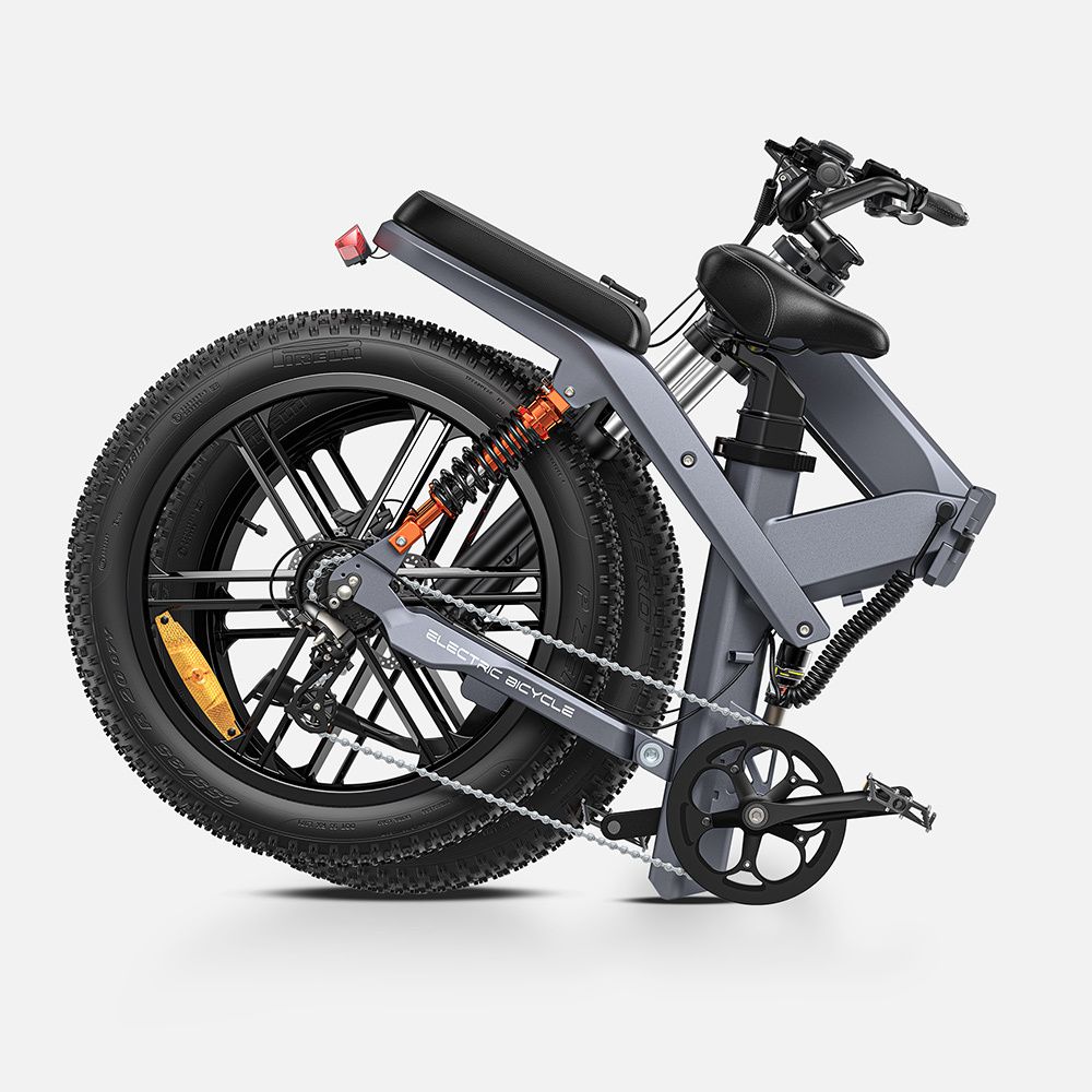 E-bike pieghevole grigia. Pneumatici, sella e manubrio neri. Marchio ENGWE. Vista laterale.