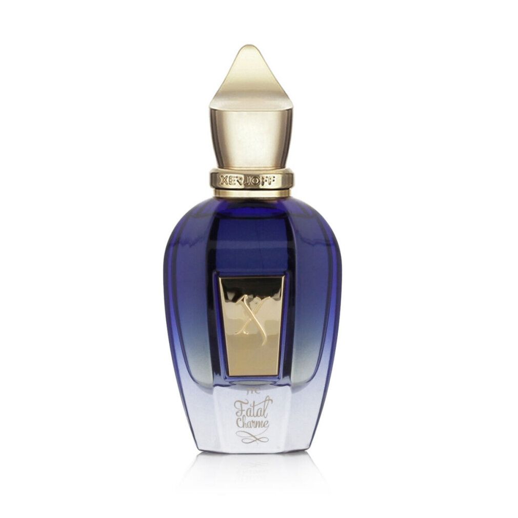 Flacone di profumo blu con tappo dorato. Scritte dorate: XERJOFF, Fatal Charme. Il flacone ha una placca dorata.