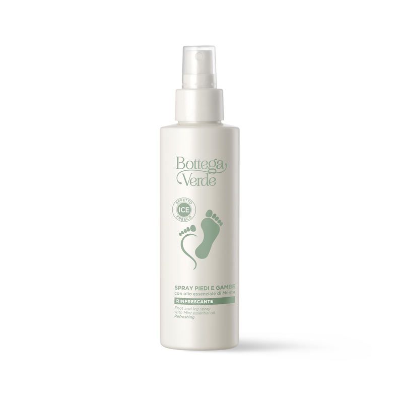Flacone spray bianco con logo e scritta verdi. Scritta: Spray piedi e gambe. Spray rinfrescante.
