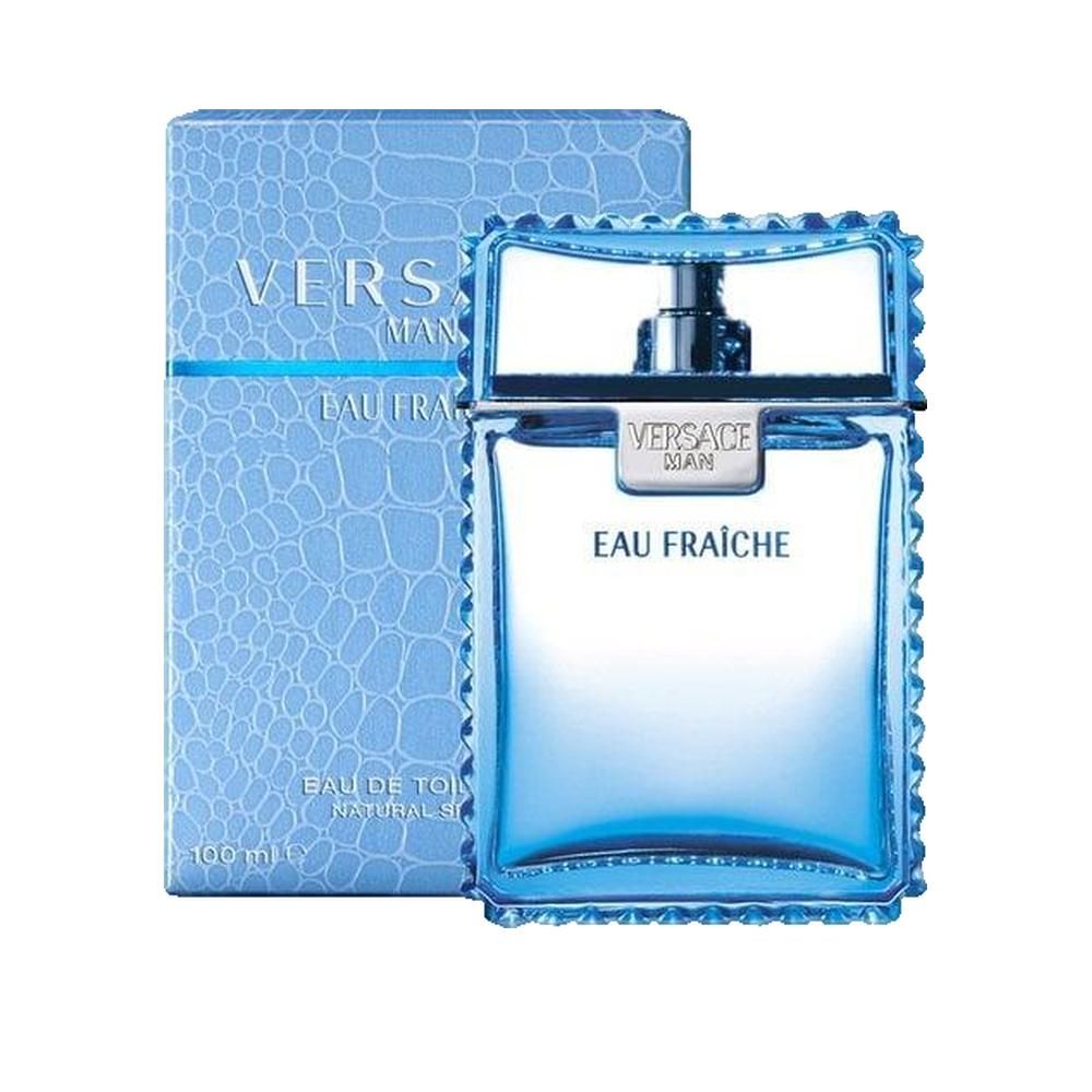 Flacone di profumo blu con confezione azzurra. Flacone con vaporizzatore argentato. Testo: VERSACE MAN EAU FRAICHE.
