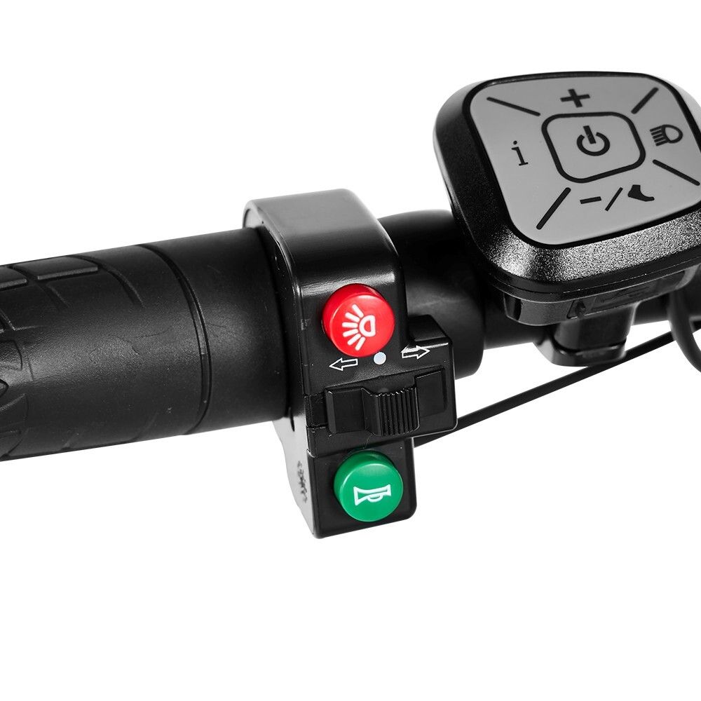 Manubrio con comandi. Interruttore luce rosso, pulsante clacson verde. Display digitale con pulsanti.