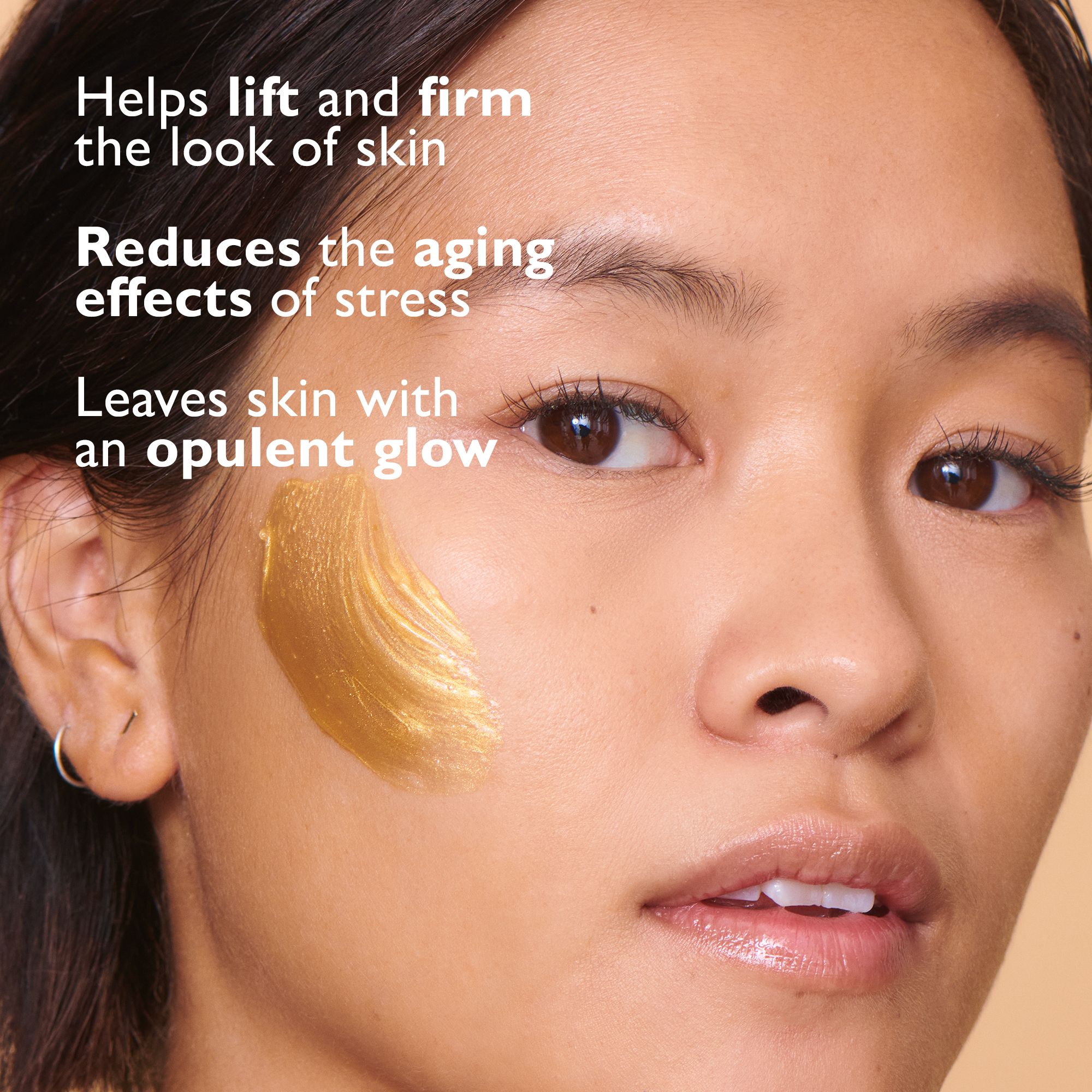 Viso di donna con maschera dorata. Testo: Aiuta a sollevare e rassodare l'aspetto della pelle.