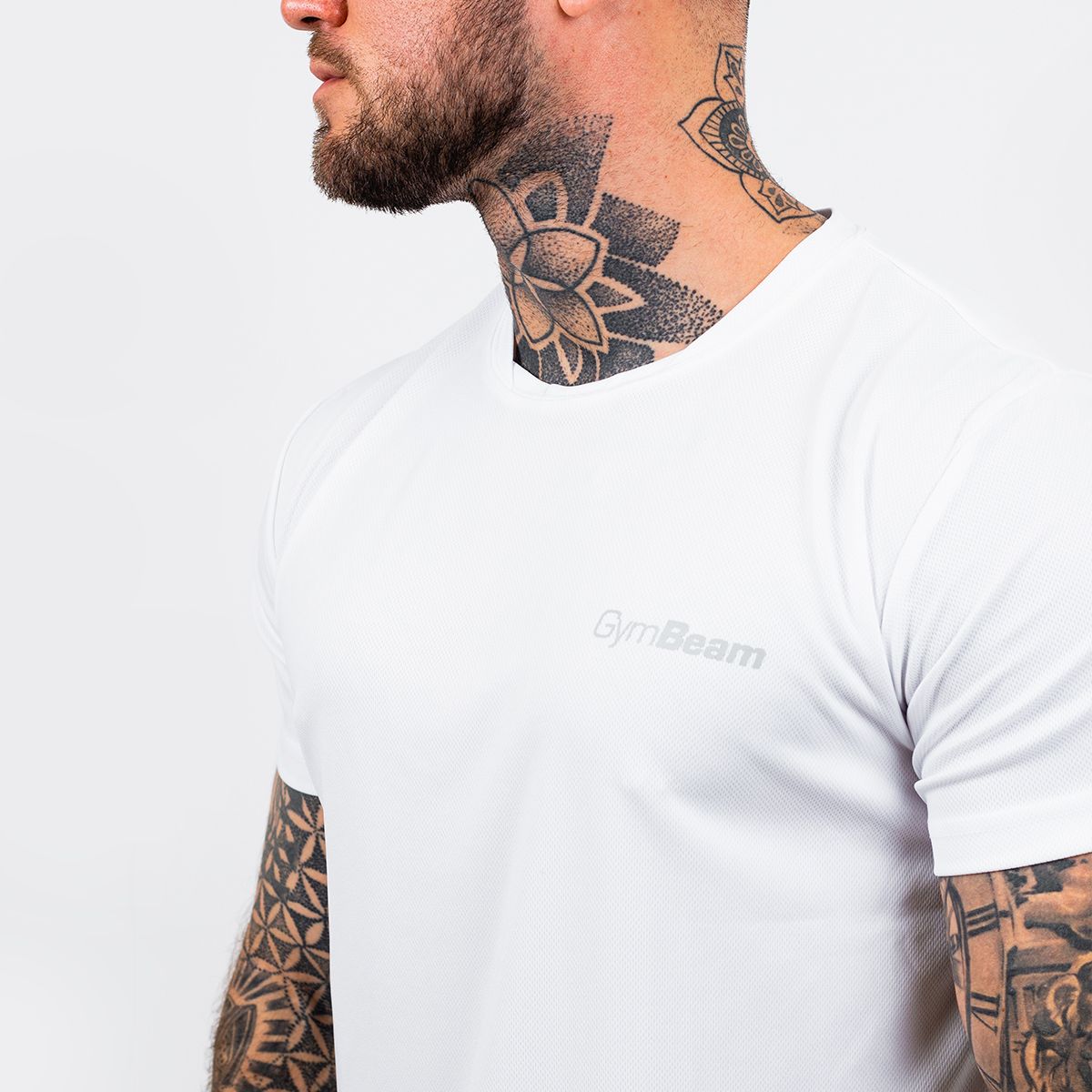 Tabella taglie per T-shirt TRN da uomo in bianco con misure in cm.