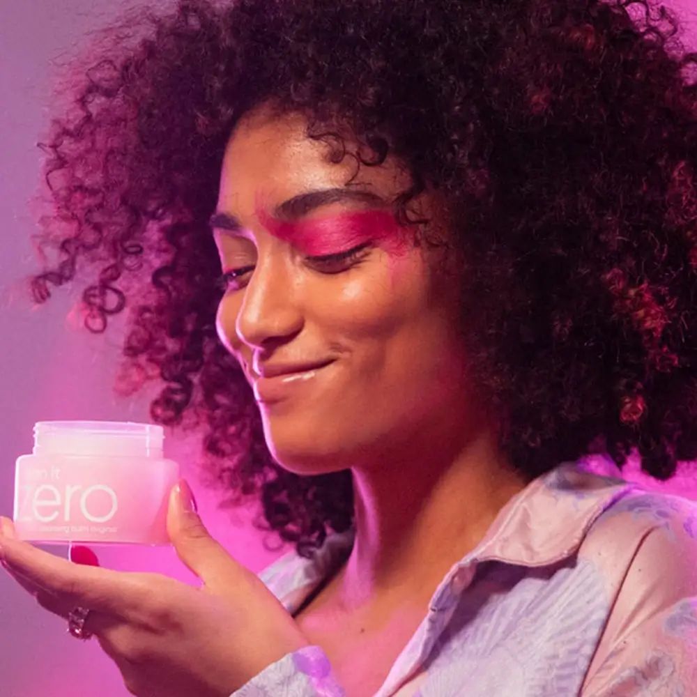 Persona tiene barattolo rosa con coperchio bianco. Scritta "zero" sul barattolo.