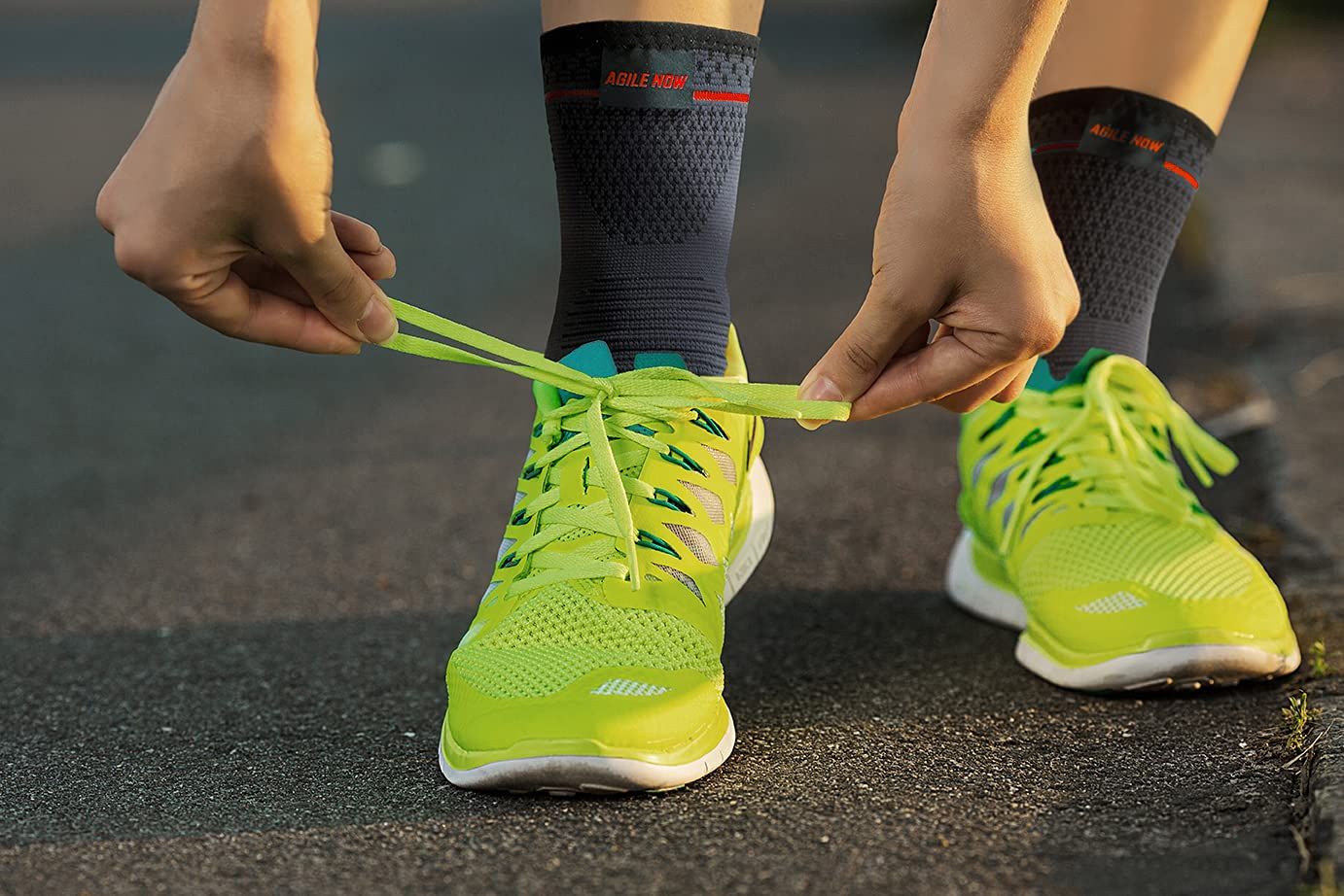 Uomo che si allena su un tappetino. Indossa cavigliere nere e pantaloncini blu. Bende con dettagli rossi.