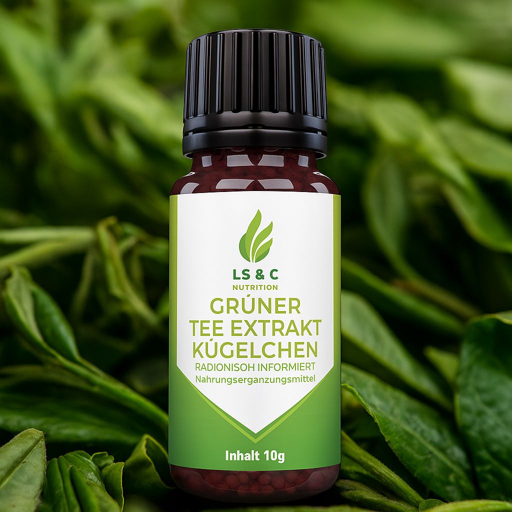 Flacone di vetro marrone con tappo nero. Etichetta bianca con striscia verde e testo: LS & C Nutrition, Grüner Tee Extrakt Kügelchen, contenuto 10g. Sfondo: foglie verdi.