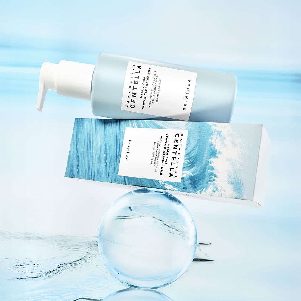 Flacone azzurro chiaro con erogatore bianco e scatola. Etichetta con testo: MADAGASCAR CENTELLA HYALU-CICA. SKIN1004.