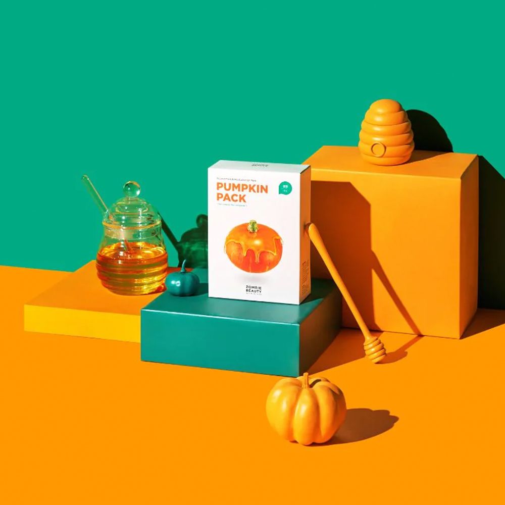 Composizione di prodotti. Confezione con illustrazione di zucca, miele, favo, zucca. Testo: PUMPKIN PACK, ZOMBIE BEAUTY.