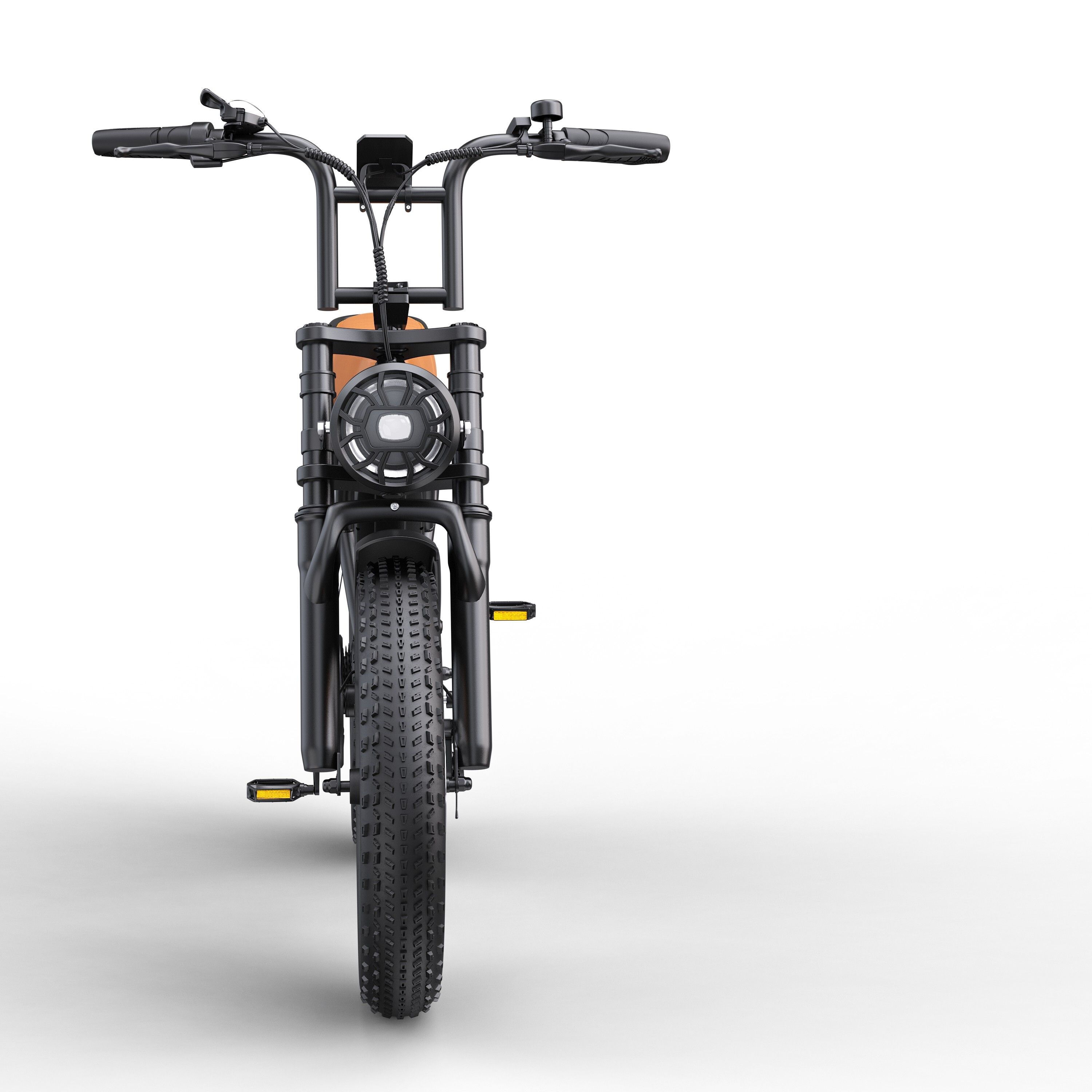 E-bike nera, sella marrone. Pneumatici larghi, faro, portapacchi. Trasmissione a 7 velocità.