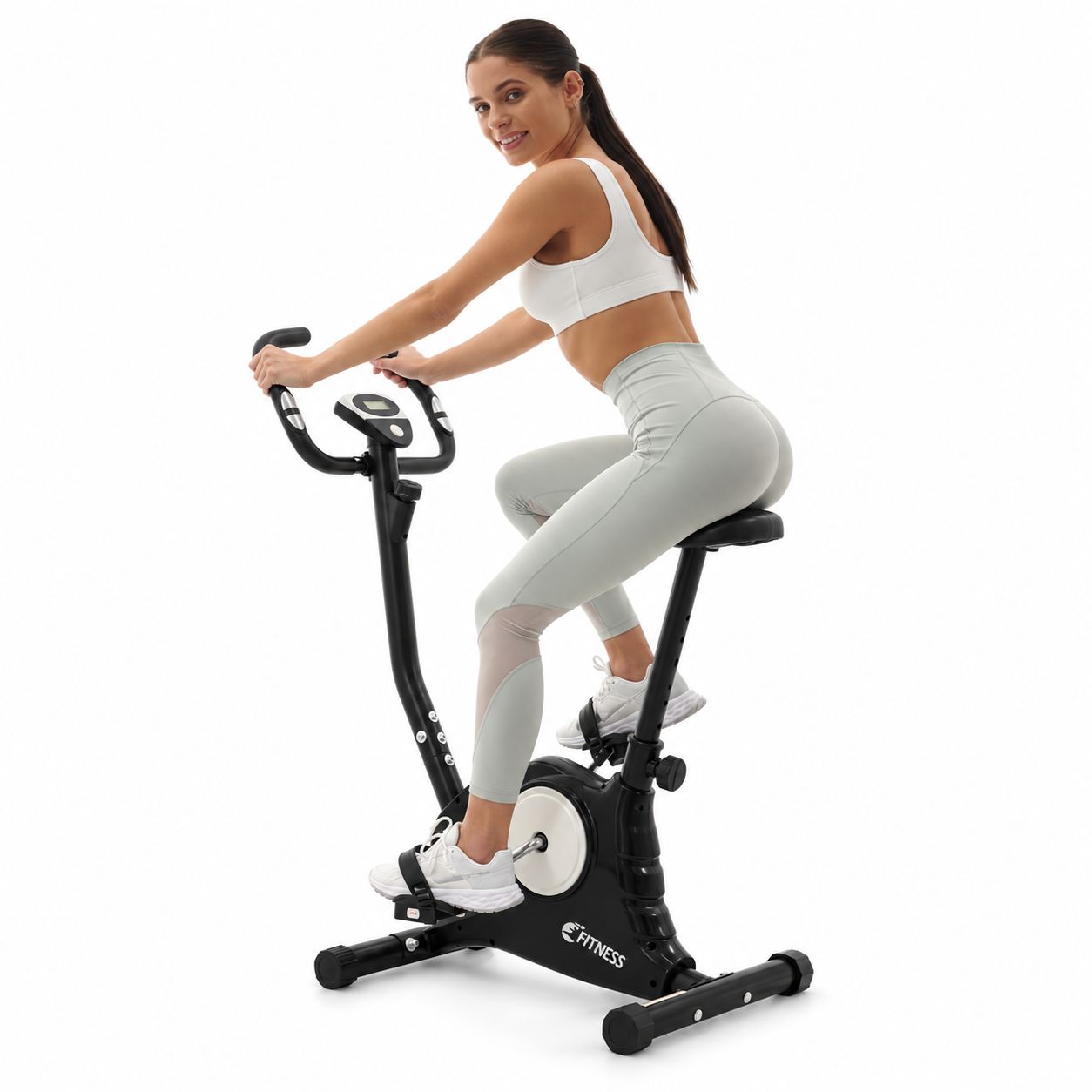 Cyclette nera con donna in abbigliamento sportivo seduta sopra.