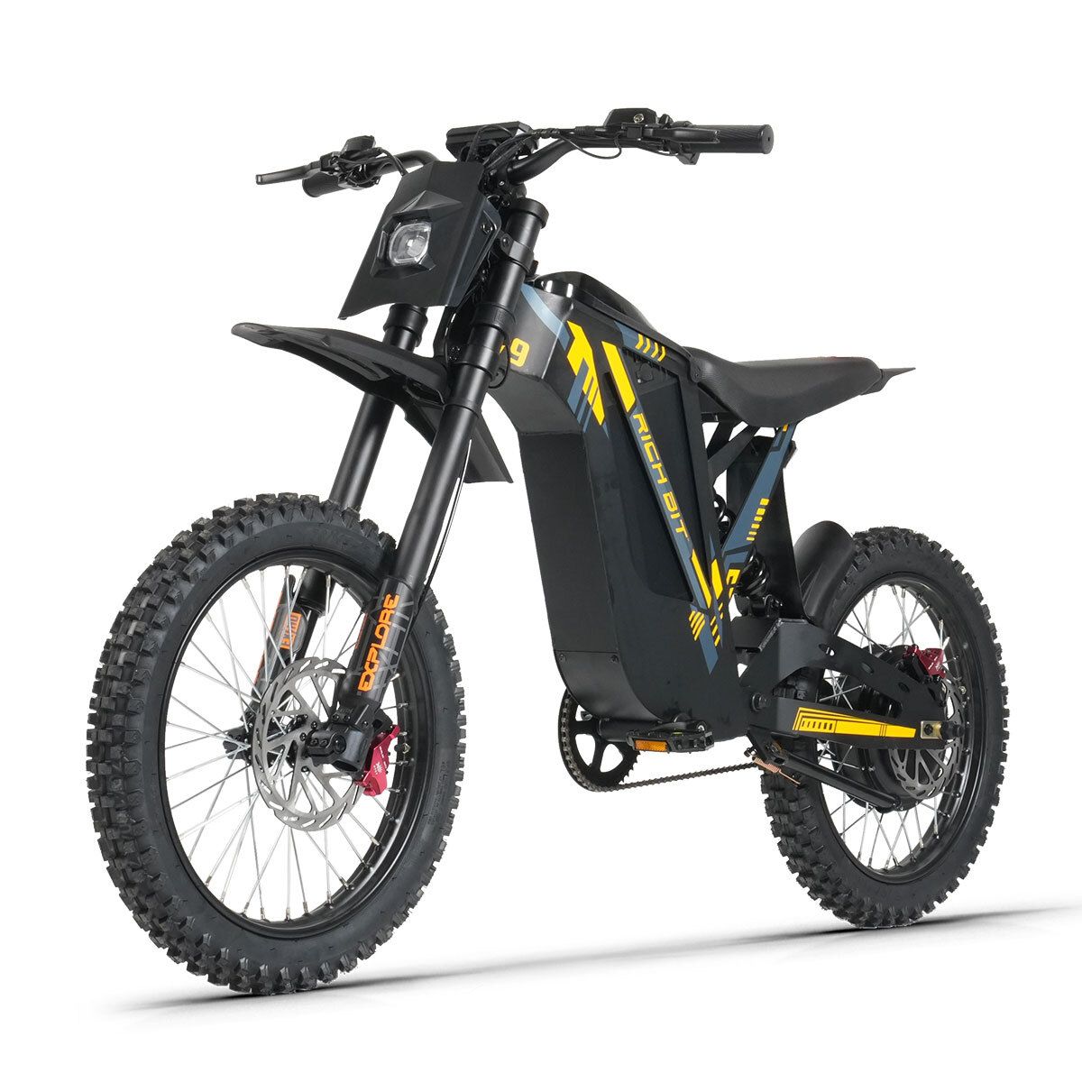 E-bike da fuoristrada nera, vista diagonale. Dettagli gialli, pneumatici off-road, freni a disco. RICH BIT V9 Ultra.