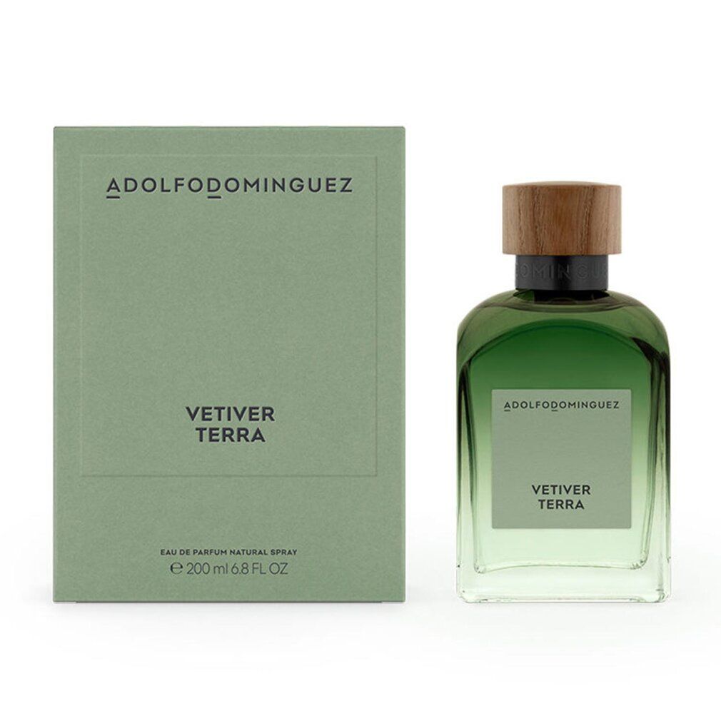 Scatola verde e flacone. Scritta: ADOLFODOMINGUEZ, VETIVER TERRA. Flacone con tappo in legno. 200 ml.