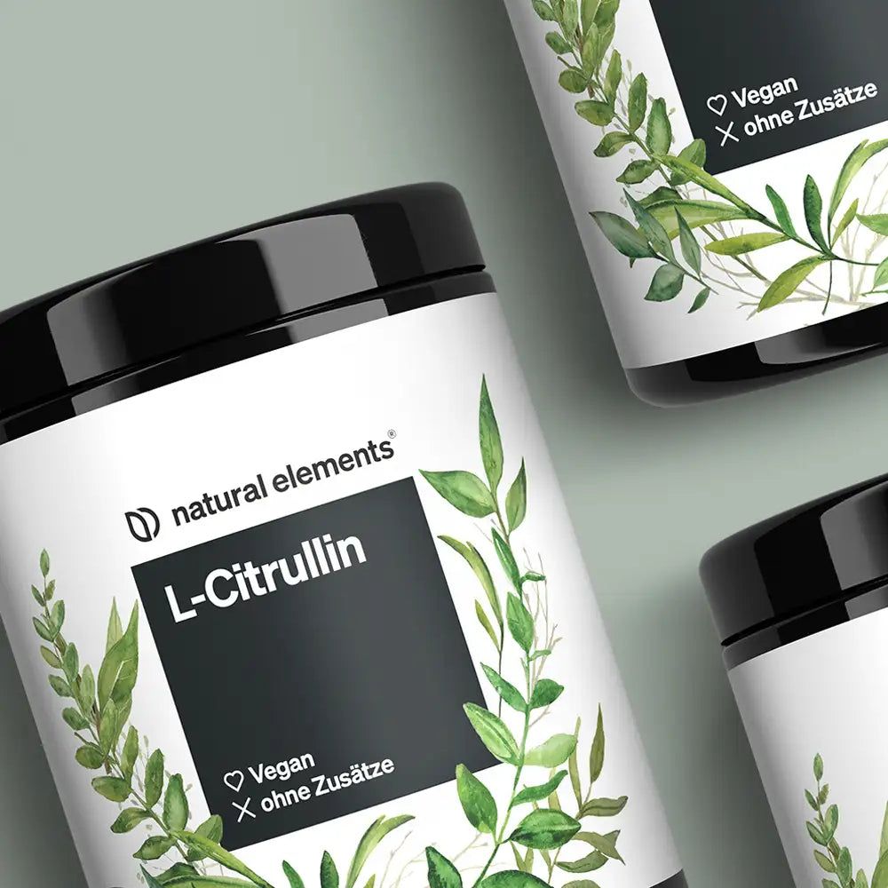 Tre barattoli di natural elements L-Citrullina. Coperchi neri, etichetta bianca con nome del prodotto e foglie verdi. Vegano, senza additivi.