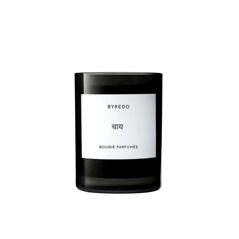 Candela nera con etichetta bianca. Scritta: BYREDO, carattere indiano, BOUGI PARFUMÉE.