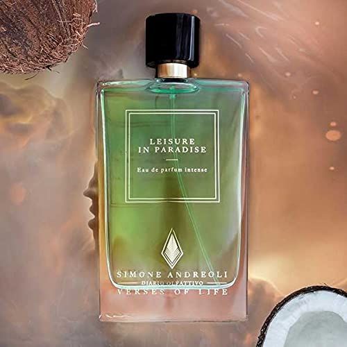 Flacone rettangolare con tappo nero. Scritta: Leisure in Paradise, Eau de parfum intense. Marchio: Simone Andreoli.