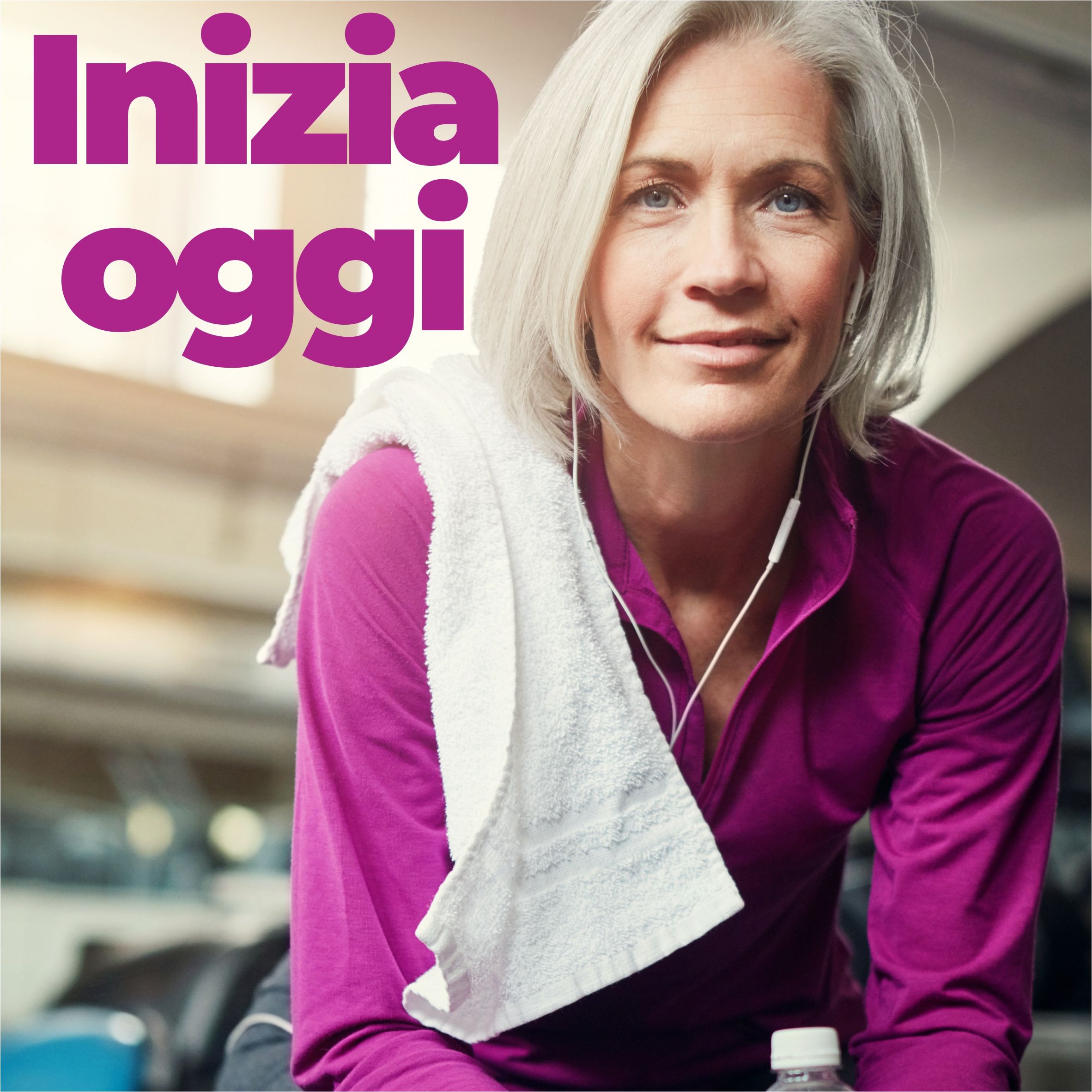 Donna con asciugamano e cuffie. Testo: Inizia oggi.