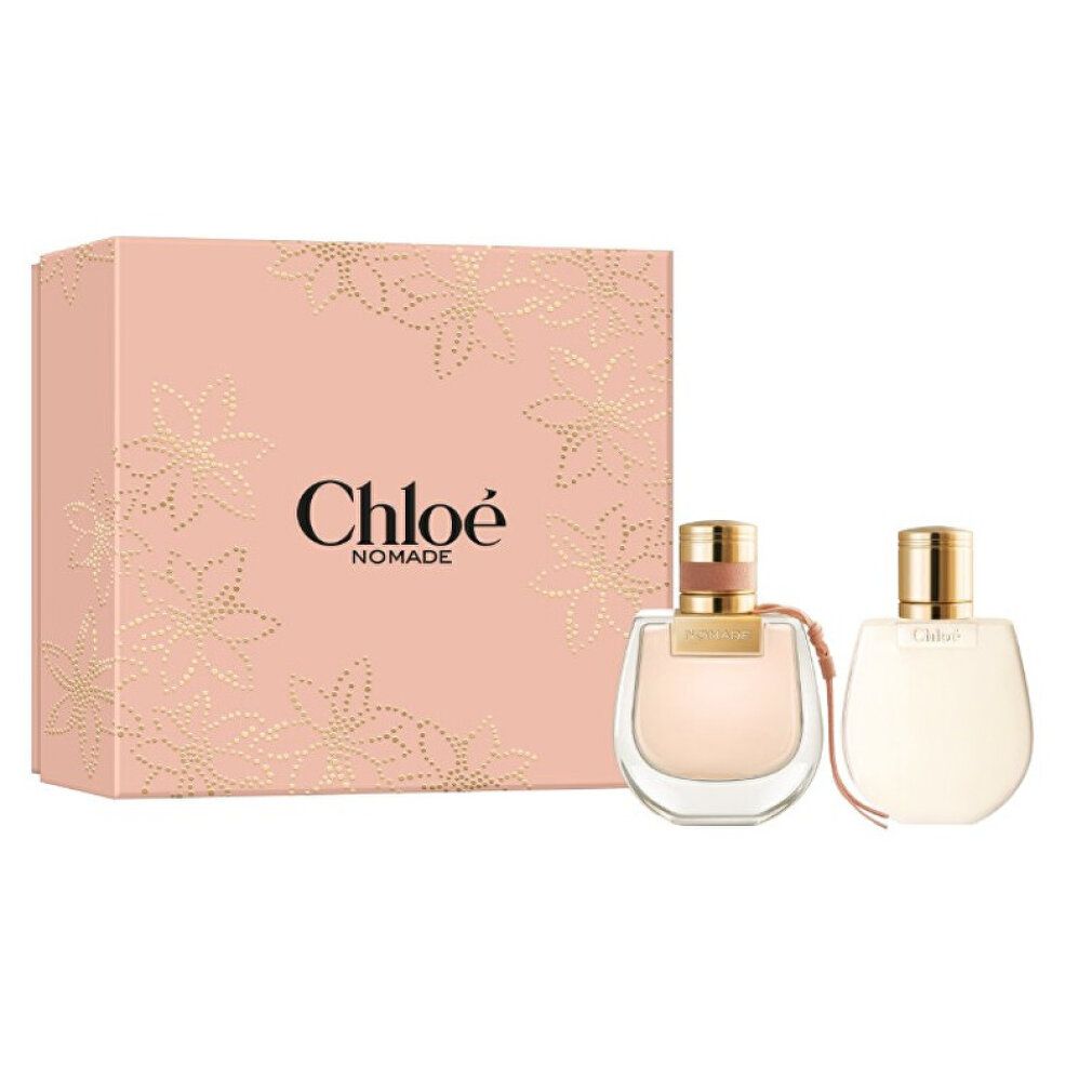 Set regalo con due flaconi di profumo e confezione rettangolare. Flaconi con tappi dorati e liquidi chiari. Confezione con logo.