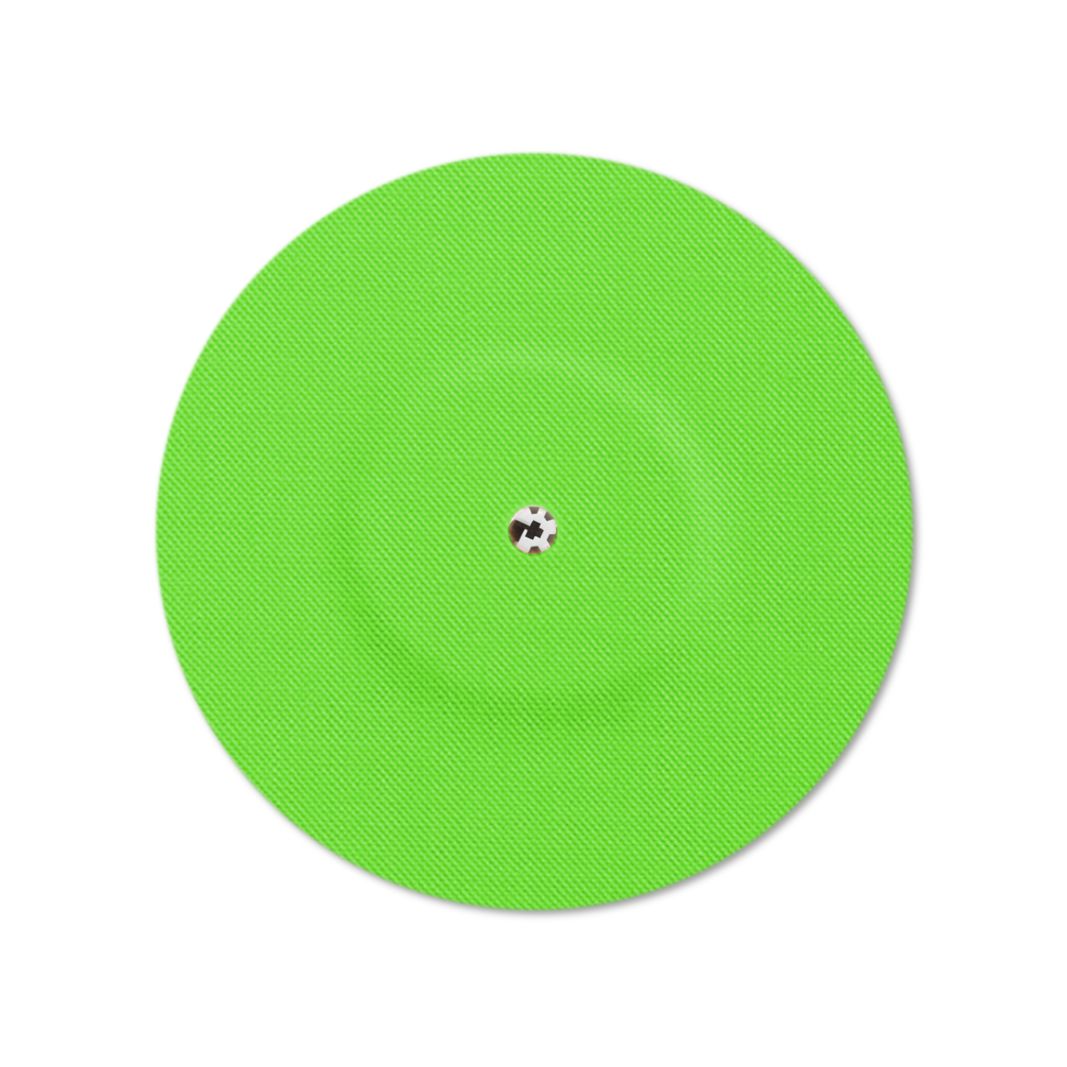 Cerotto rotondo verde con foro di ventilazione. Superficie scanalata. Elemento centrale.
