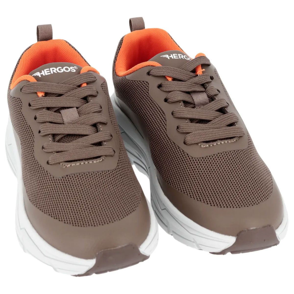 Due scarpe da ginnastica marroni con suola bianca e interno arancione. "HERGOS" è visibile sulla linguetta.