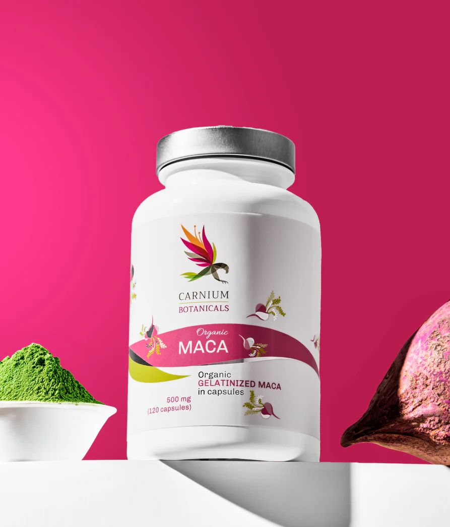 Flacone bianco con tappo argentato. Scritta: Carnium Botanicals, Maca, 500 mg (120 capsule). Polvere verdastra e frutto.