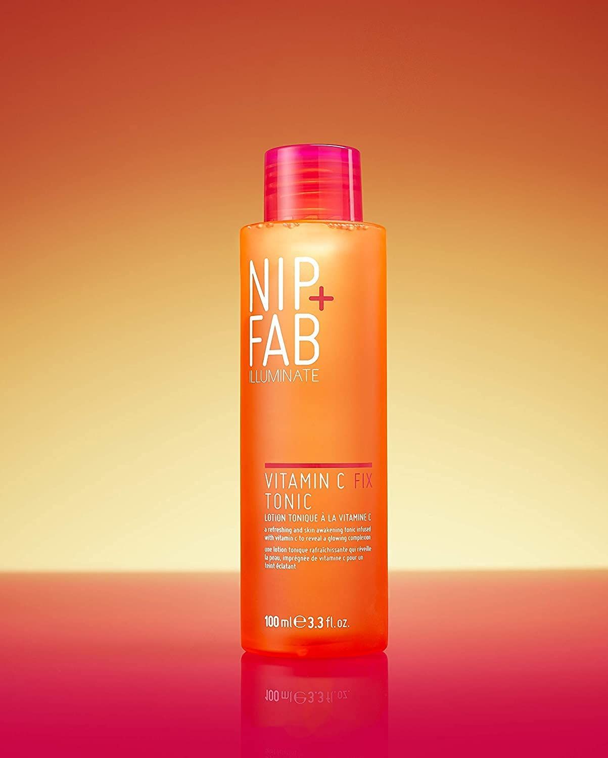 Nip + Fab Vitamin C Fix Tonic. Bottiglia arancione con tappo rosa. Nome del prodotto e testo.