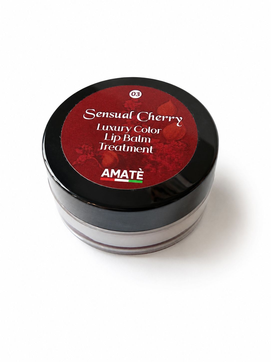 Vasetto rotondo con coperchio nero. Sul coperchio, "Sensual Cherry Luxury Color Lip Balm Treatment". Marchio: AMATÈ.