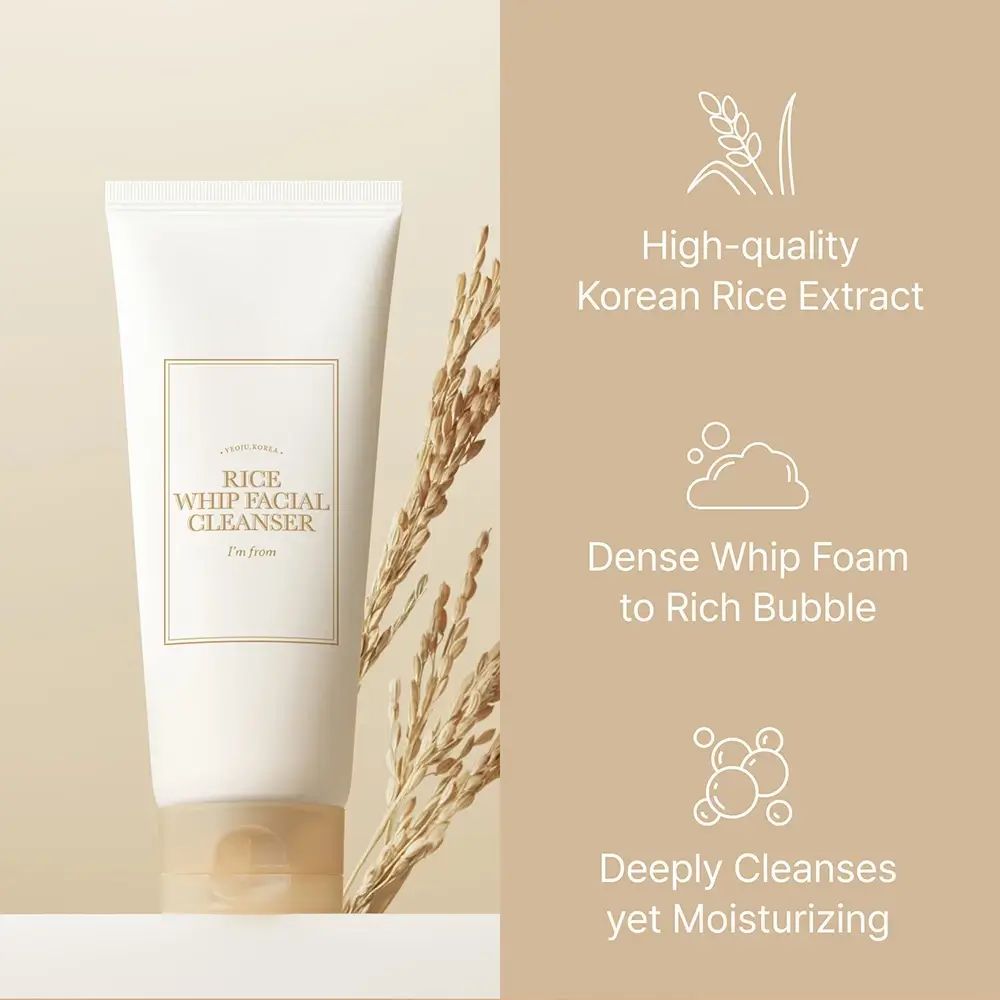 Tubo bianco con nome del prodotto e testo. Testo: High-quality Korean Rice Extract, Dense Whip Foam, Deeply Cleanses.