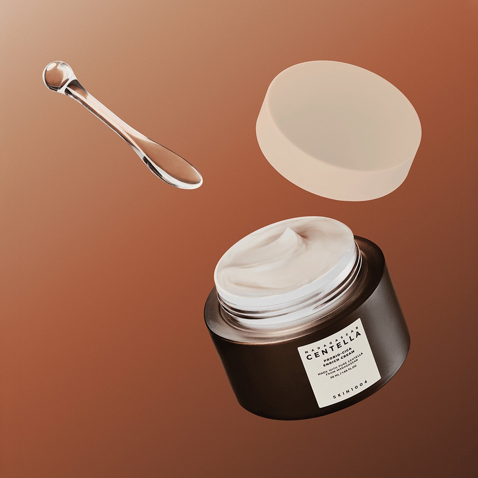 Barattolo aperto SKIN1004 Madagascar Centella Probio-Cica Enrich Cream con spatola e coperchio.