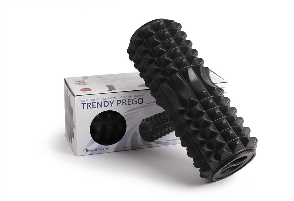 Rullo massaggiante nero accanto alla confezione. Confezione con immagine del prodotto e scritta Trendy Prego®.