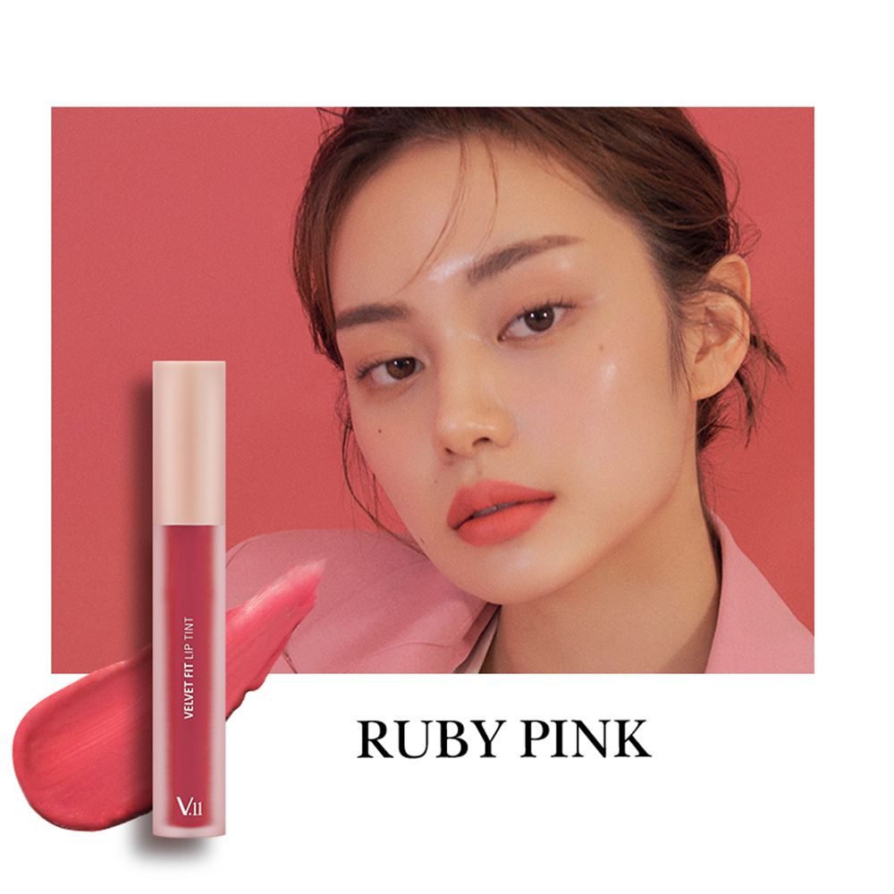 Tinta labbra Ruby Pink, effetto velluto. Donna con labbra truccate. Prodotto e campione di colore. Scritta: VELVET FIT LIP TINT.