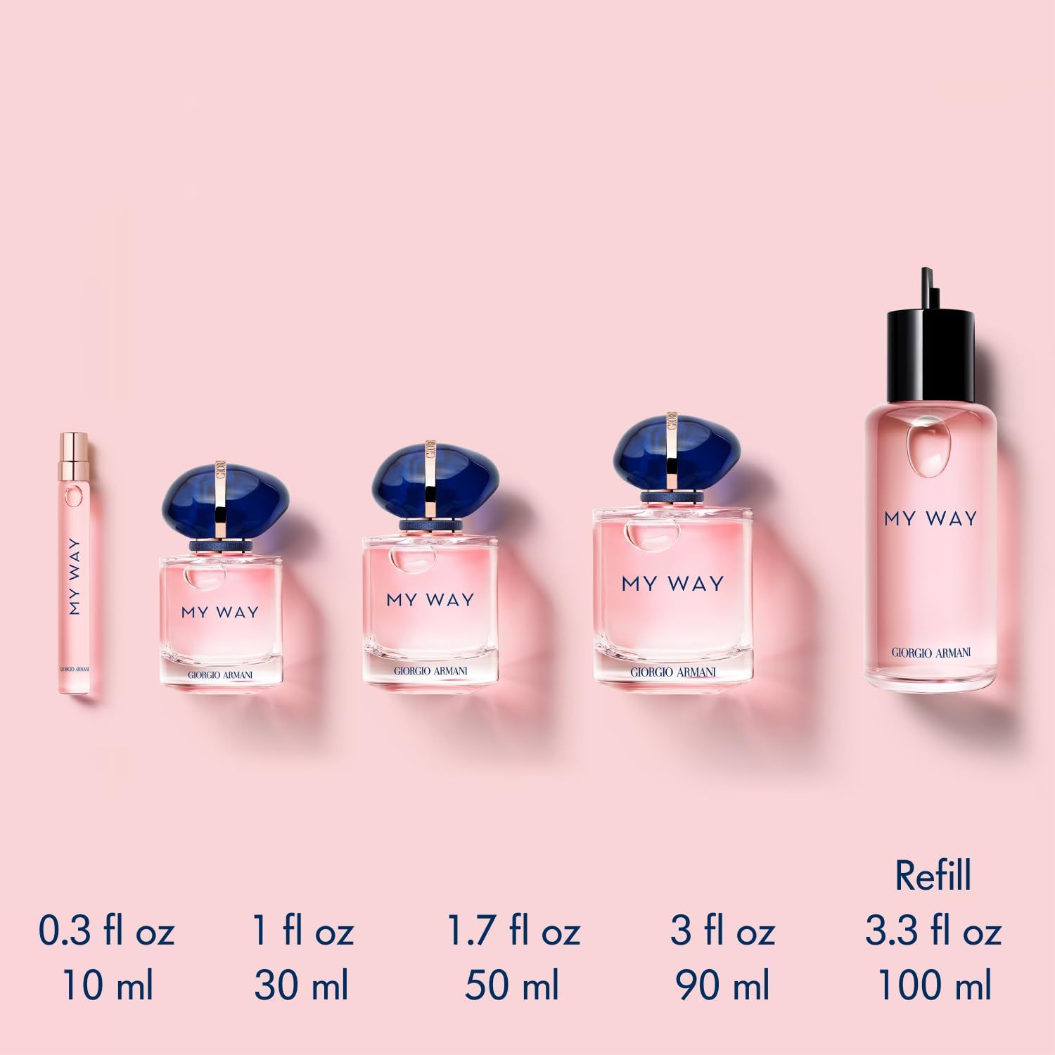 Diverse dimensioni di flaconi e flacone di ricarica. Testo: MY WAY, GIORGIO ARMANI. Dimensioni: 0,3 fl oz 10 ml a 3,3 fl oz 100 ml.