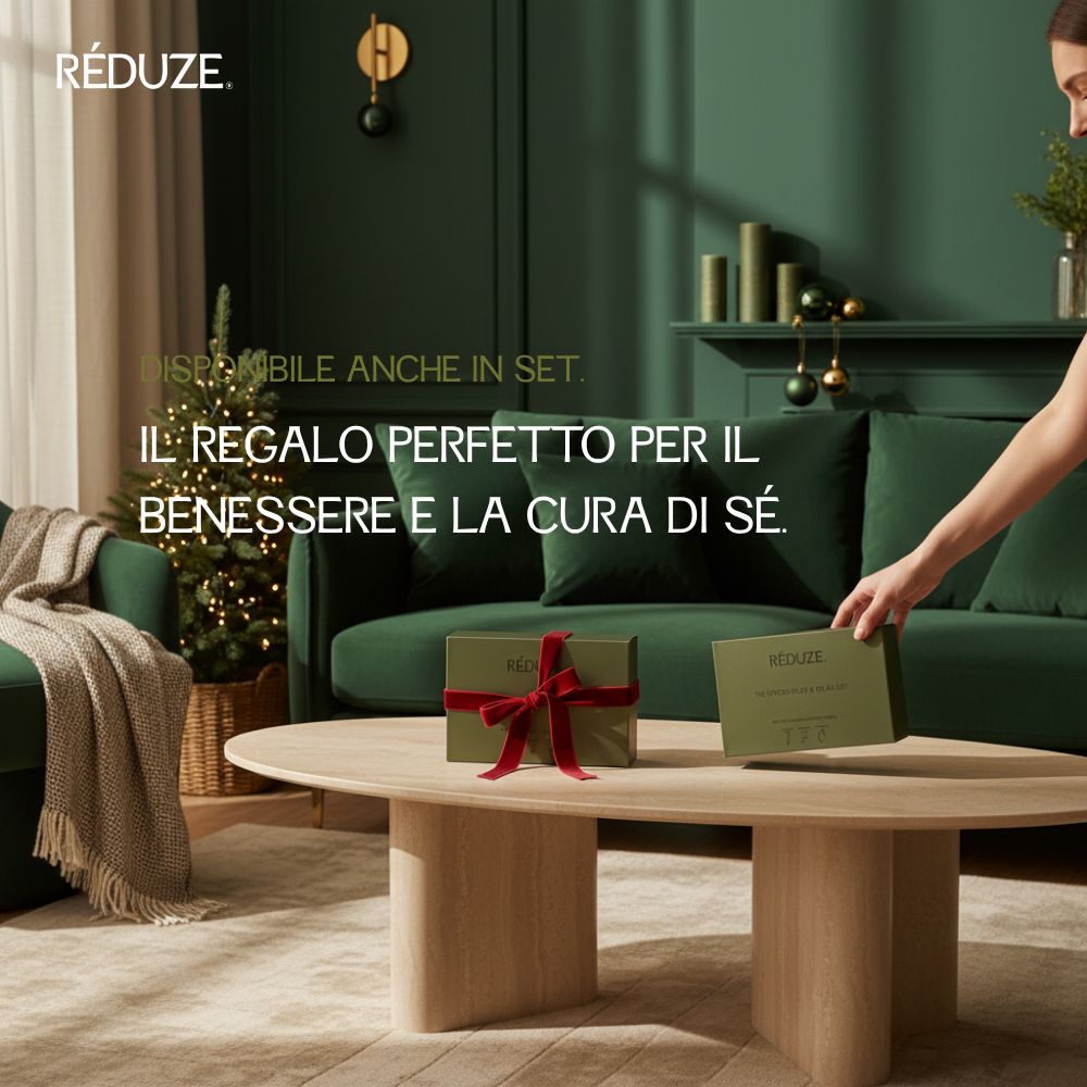 Soggiorno verde. Una persona posiziona una scatola verde con logo "RÉDUZE" su un tavolo. Fiocco rosso.