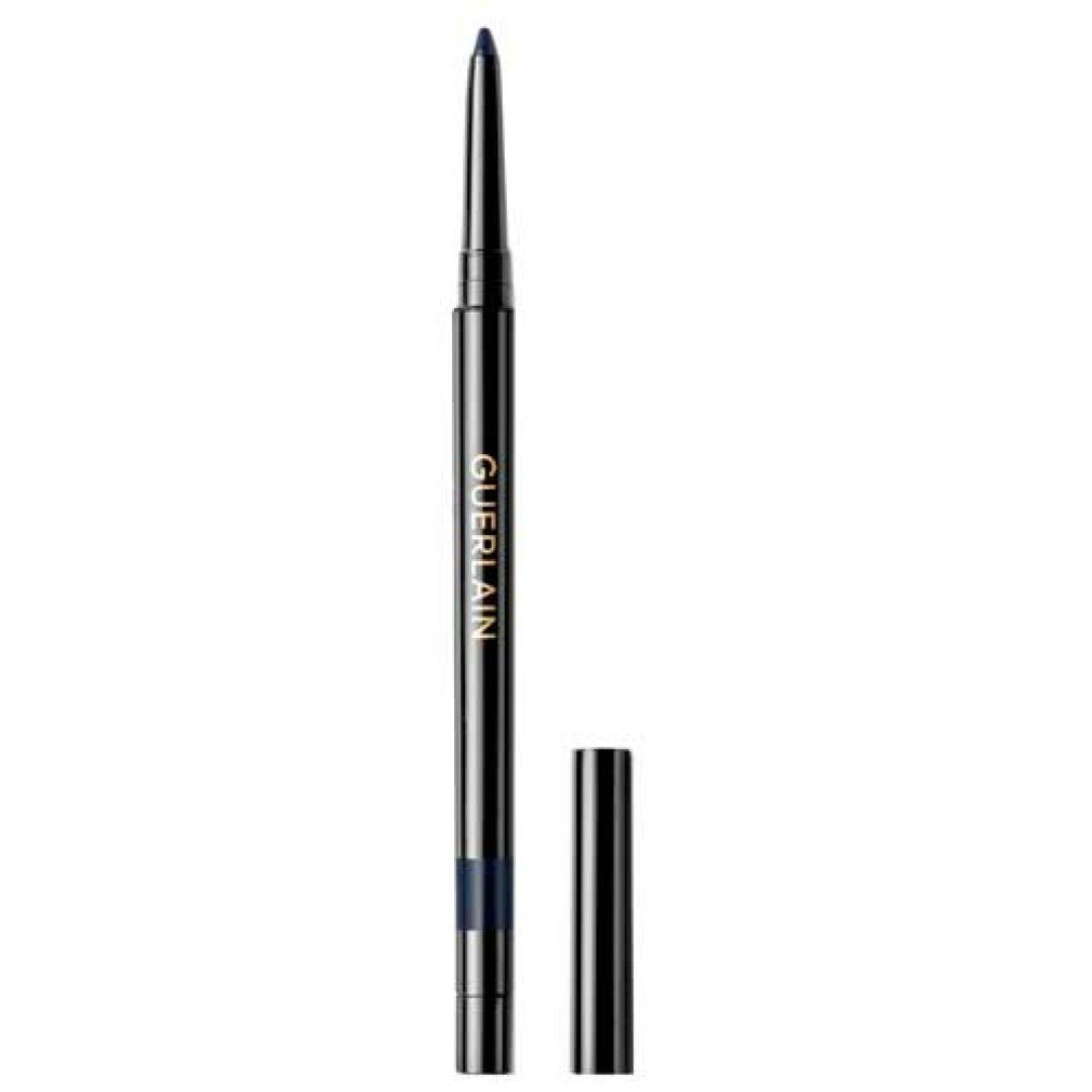 Matita occhi blu scuro con cappuccio nero. Visibile il nome del marchio Guerlain.