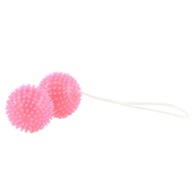 Due palline rosa con punte e un anello su un cordino.