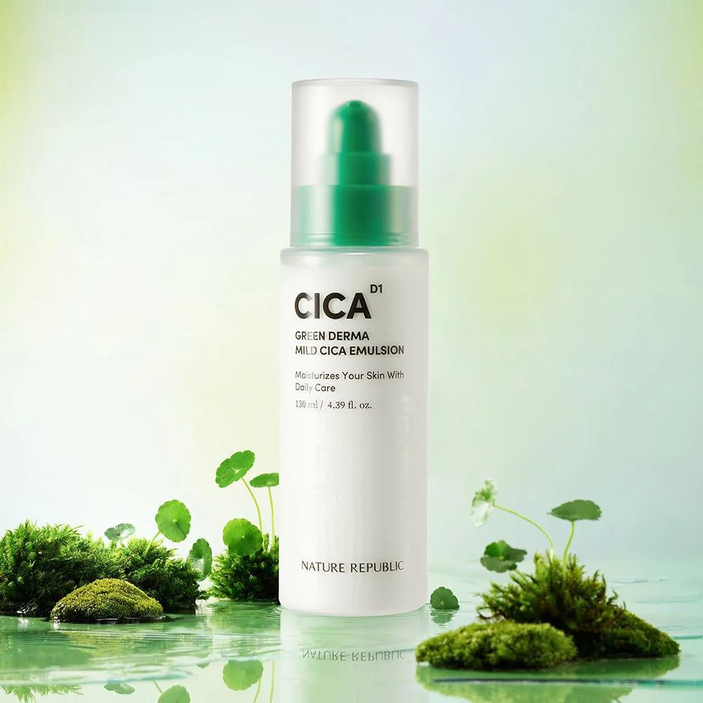 Flacone bianco con erogatore verde. Testo: CICA, GREEN DERMA MILD CICA EMULSION, NATURE REPUBLIC. Su acqua e muschio.
