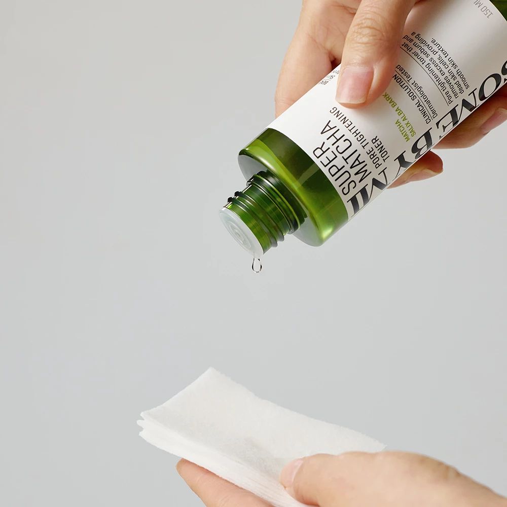 Toner verde versato su un dischetto di cotone. Scritta: SOME BY MI Super Matcha Pore Tightening Toner.