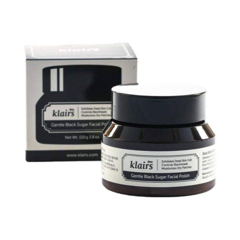 Vasetto di pasta esfoliante allo zucchero marrone e confezione. Scritta: Dear Klairs Gentle Black Sugar Facial Polish.