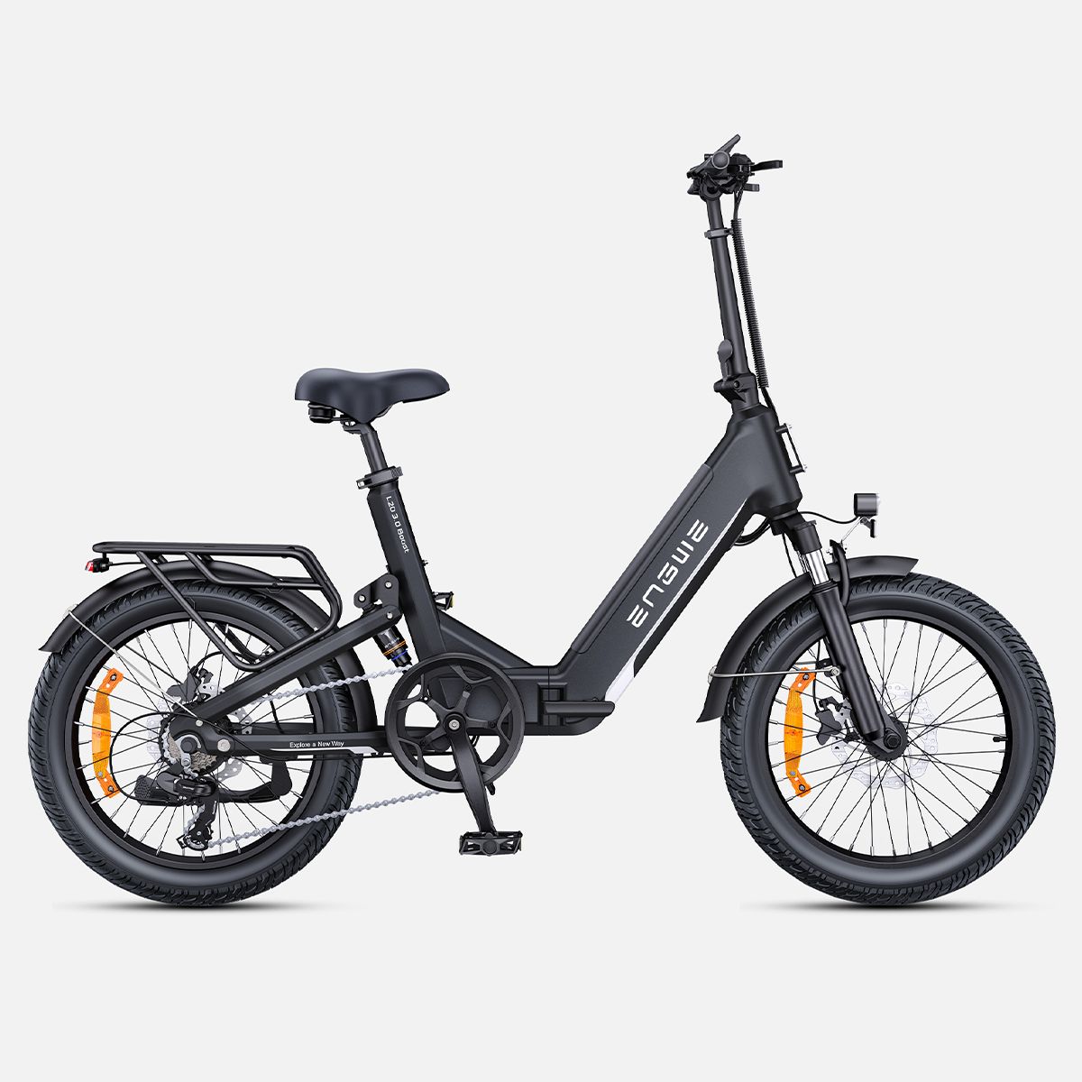 Bicicletta elettrica nera con pneumatici larghi, portapacchi e scritta ENGWE. Dettagli come fari e parafanghi visibili.