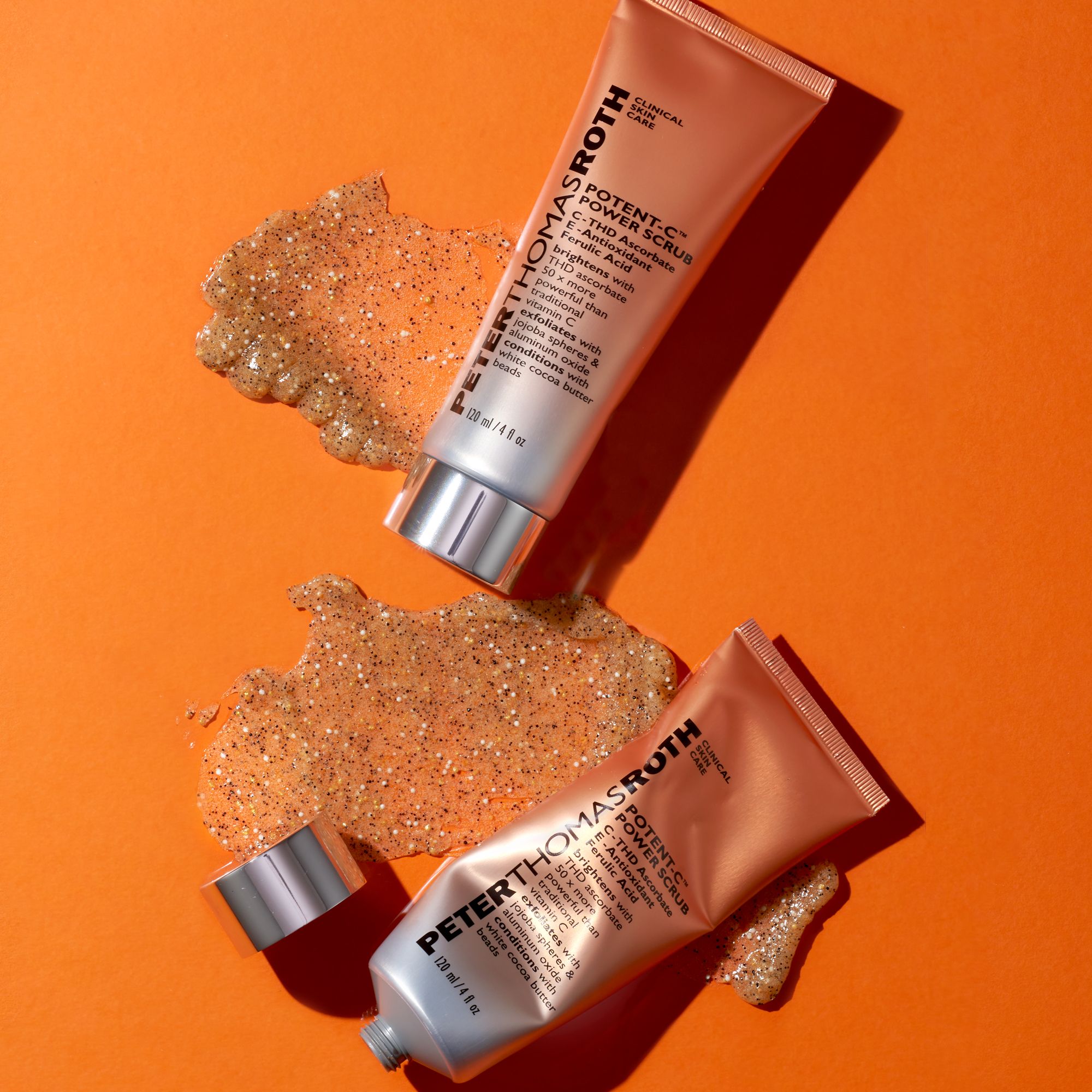Due tubi e texture esfoliante. Scritta: Peter Thomas Roth, Potent-C Power Scrub. 120 ml/4 fl oz.