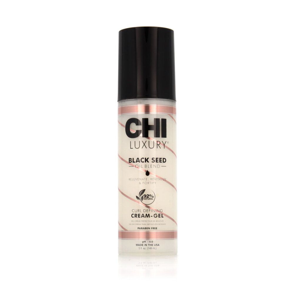 Flacone cilindrico con tappo nero. Scritta: CHI LUXURY, BLACK SEED OIL, CURL DEFINING CREAM-GEL. Strisce rosa e bianche. Logo vegano.